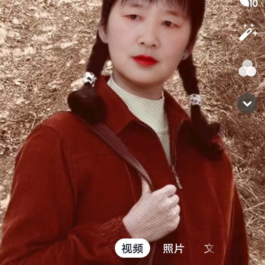 两个宝贝的奶奶。√一