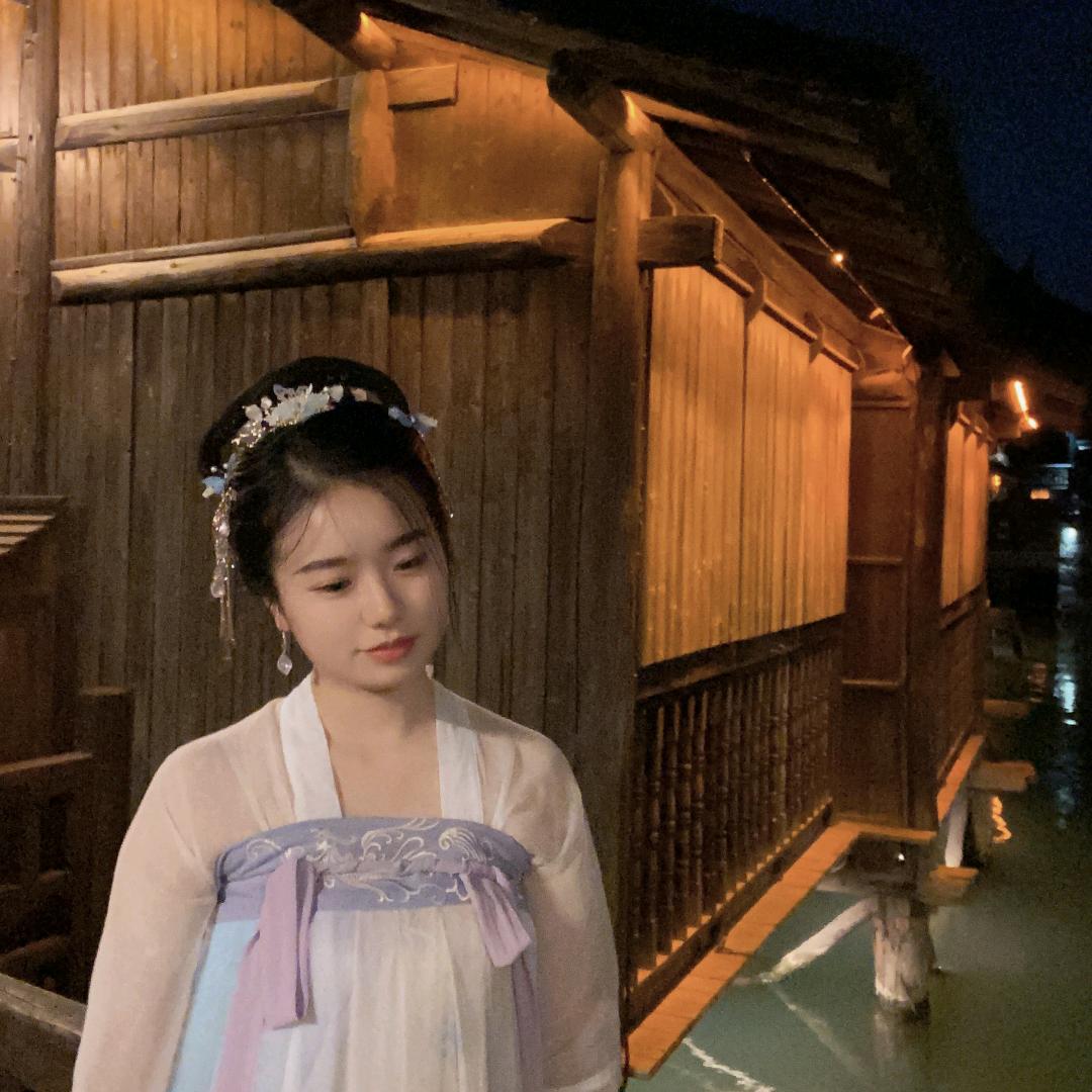 孟卿学化妆
