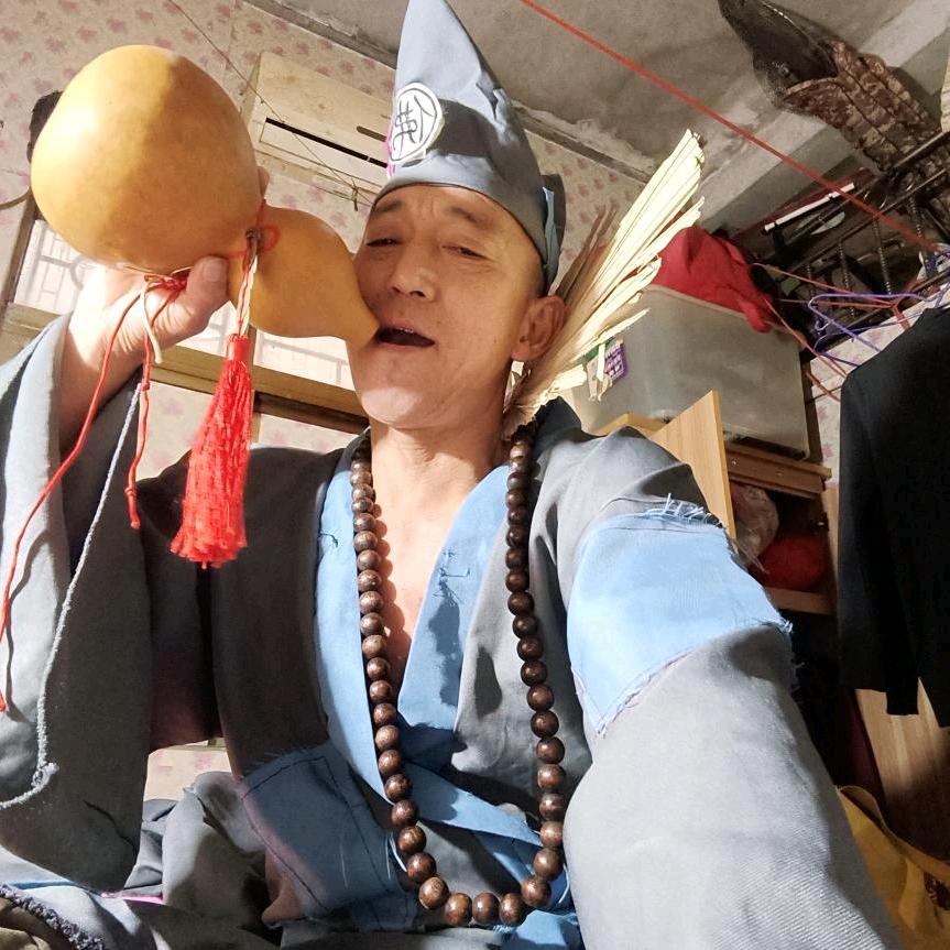 网红济公模仿秀才艺主播《疯本昌》
