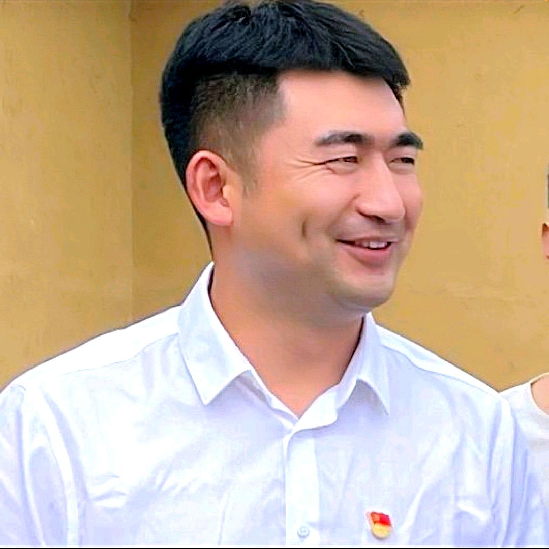 酒窝书记—覃浩