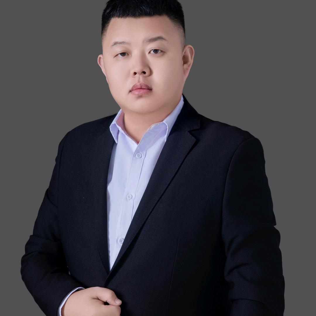 爱摄影的小男孩