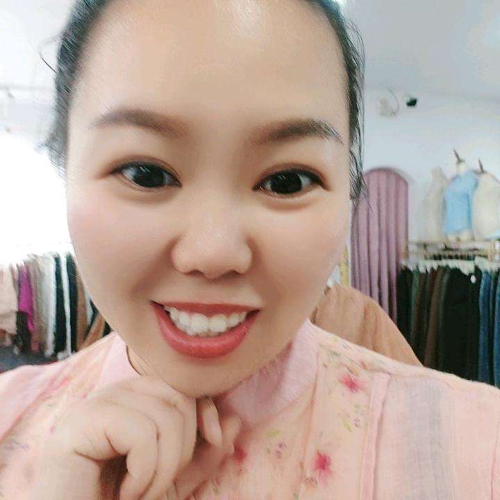 银河路中段路东小凤衣阁精品职业装