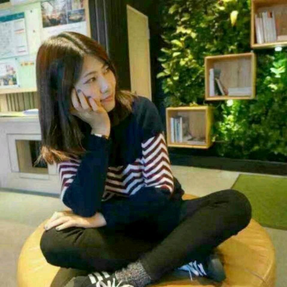 单亲妈坚强不懈努力工作托起孩子的梦想