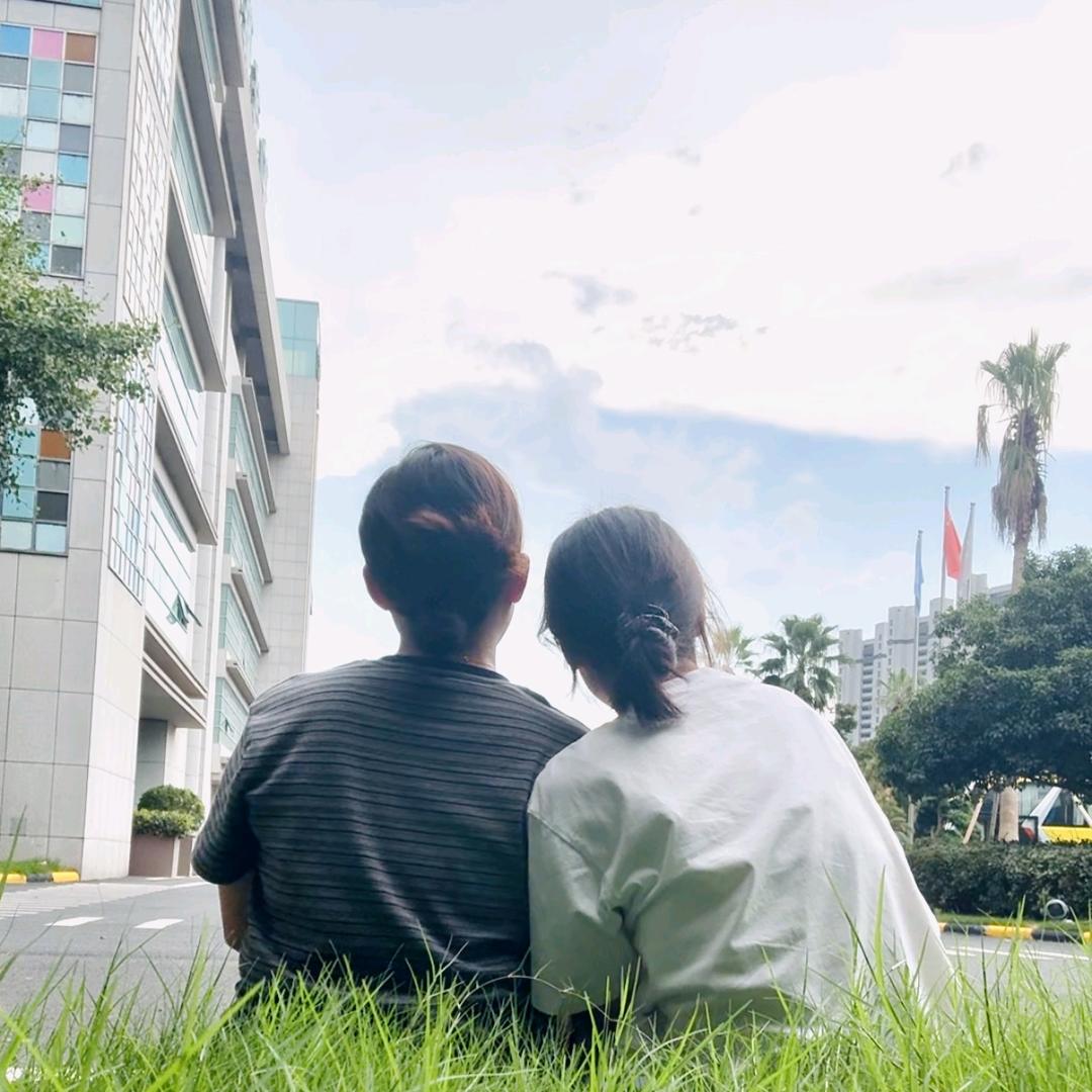 莎子和小刘在工厂