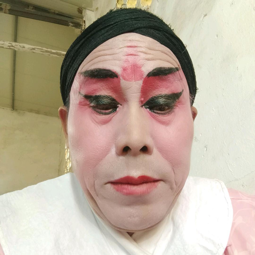 豫剧演员唱红脸。