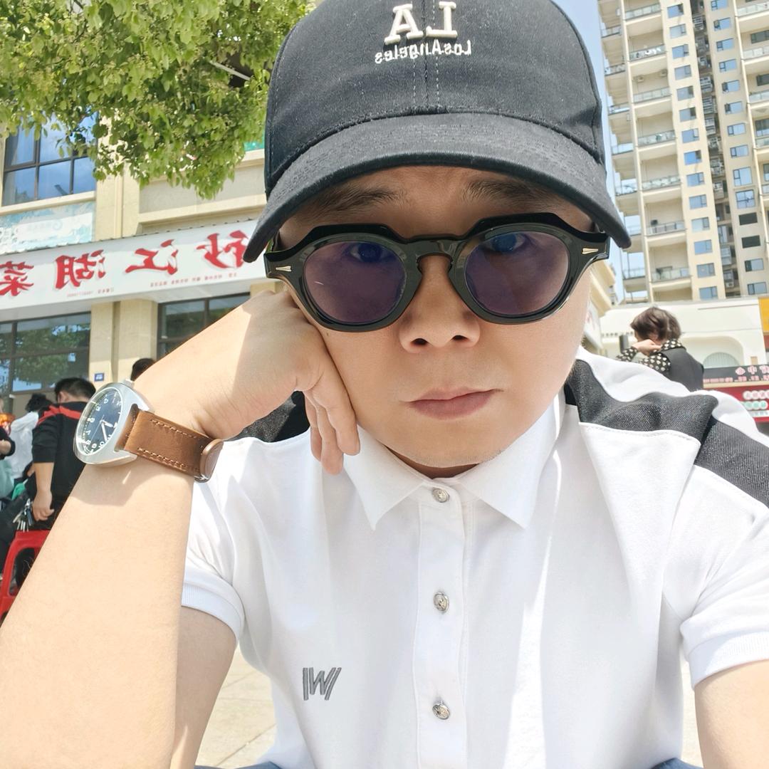 平昌配眼镜儿的李庆