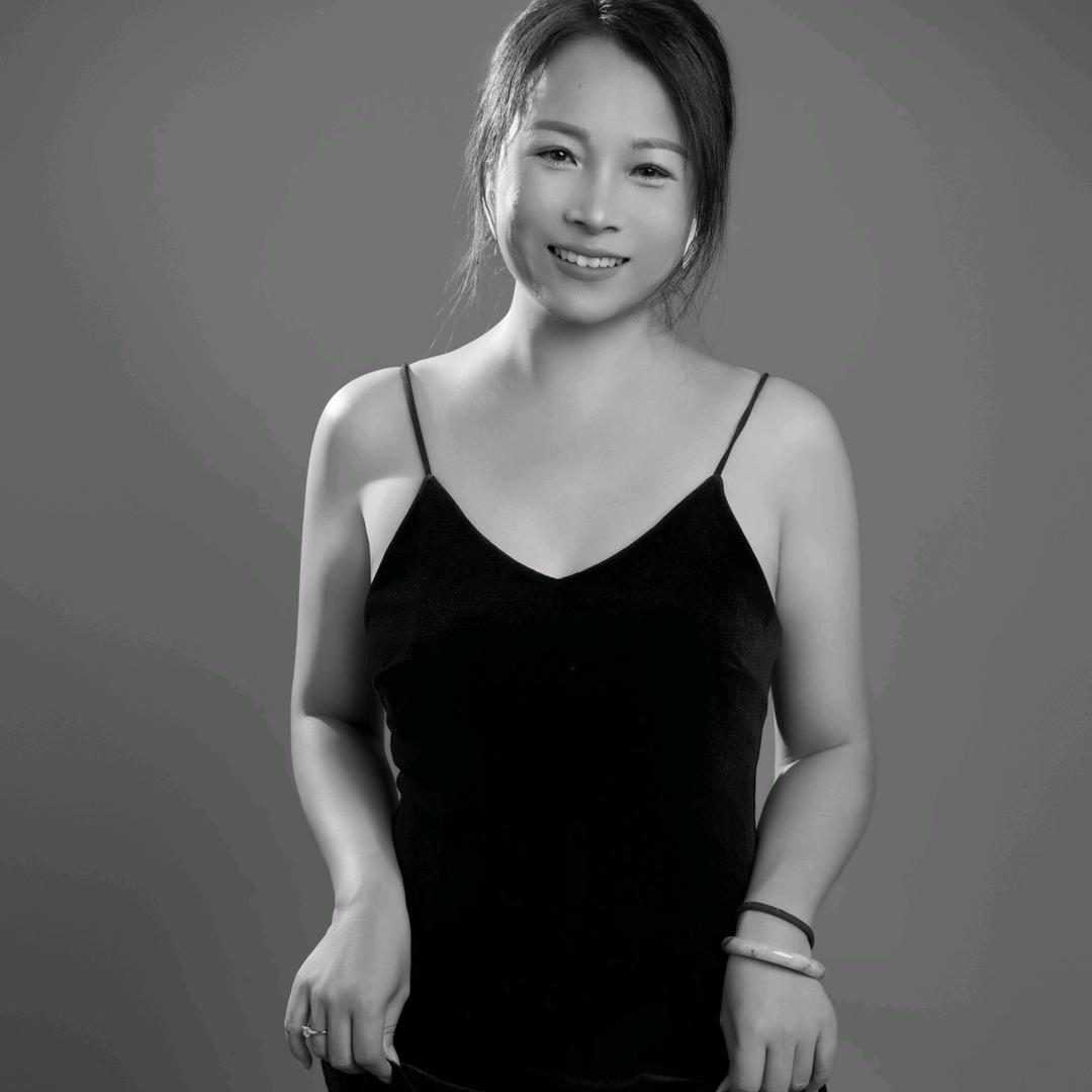 没事就刷电视的女人