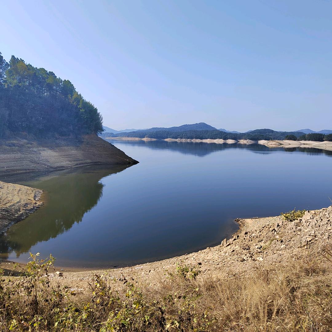 红衣白马笑西天