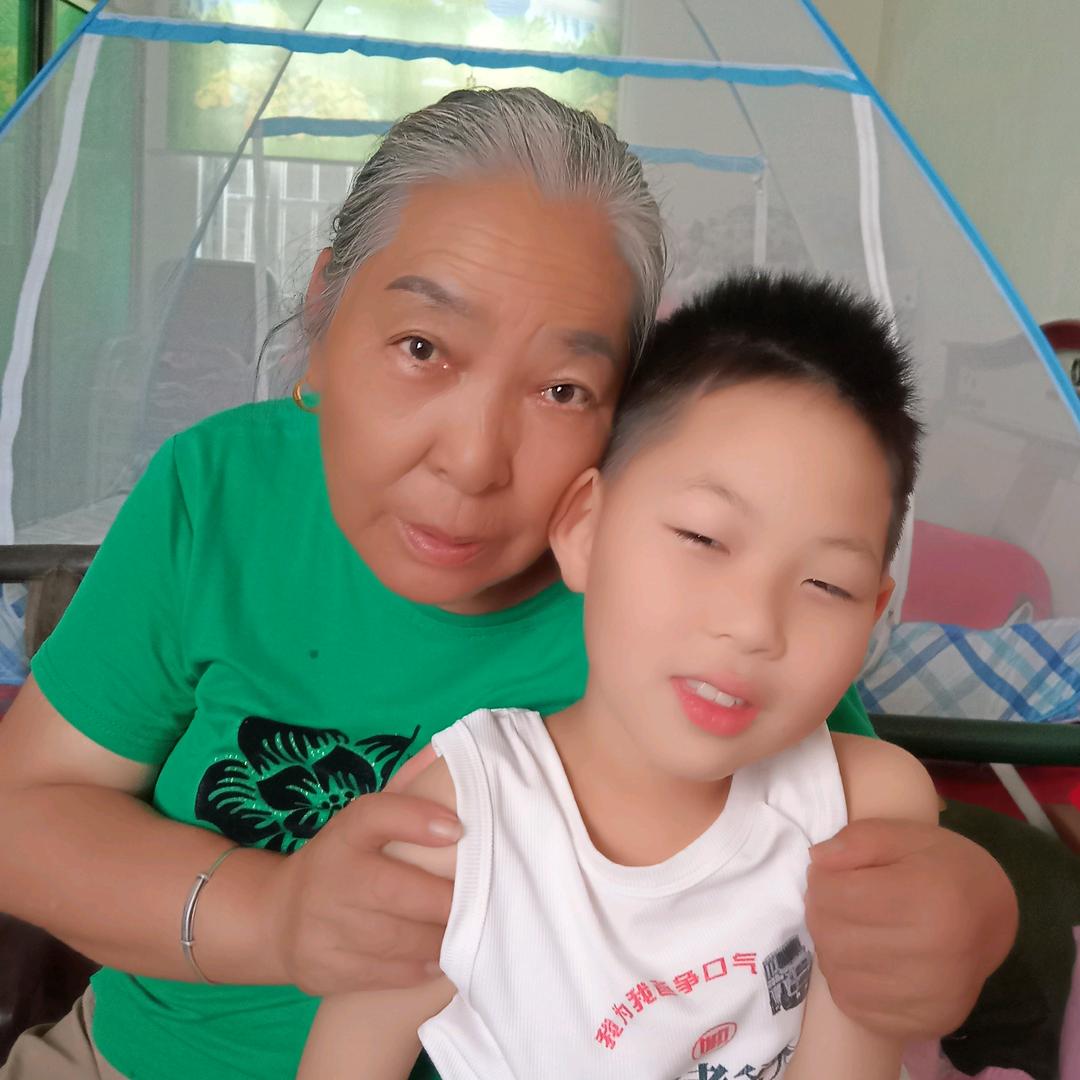 两个孙子的奶奶