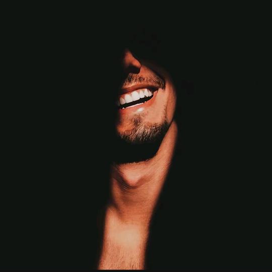 月光不及你眉眼