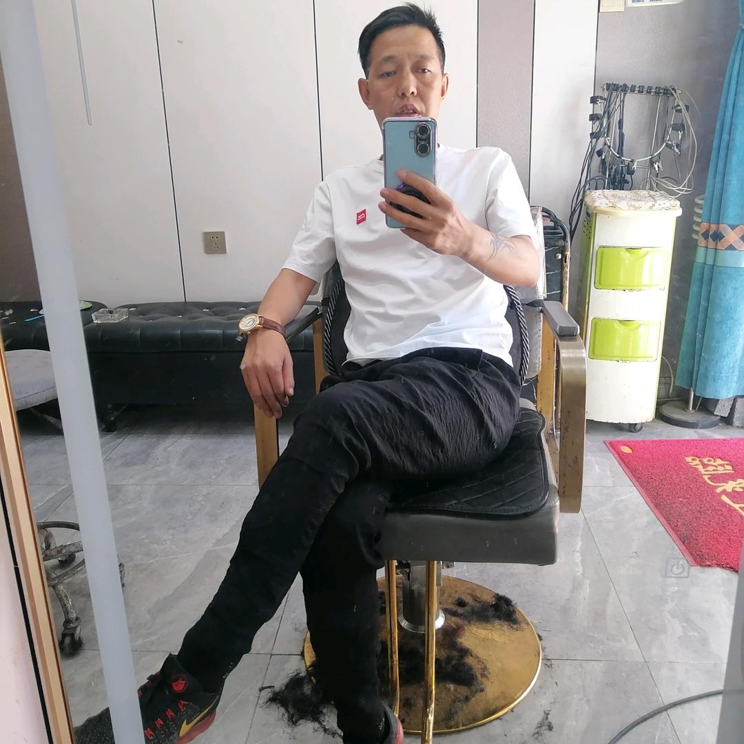 天鑫美发老师。