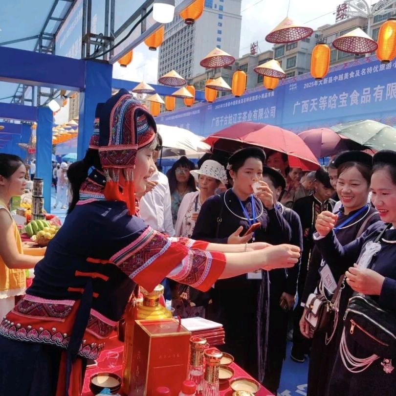 广西德天瀑布边境小城特产店