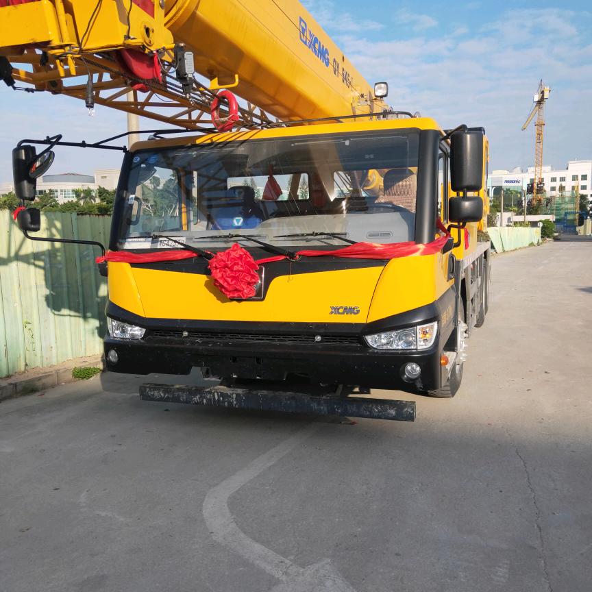 吊车随车吊出租。