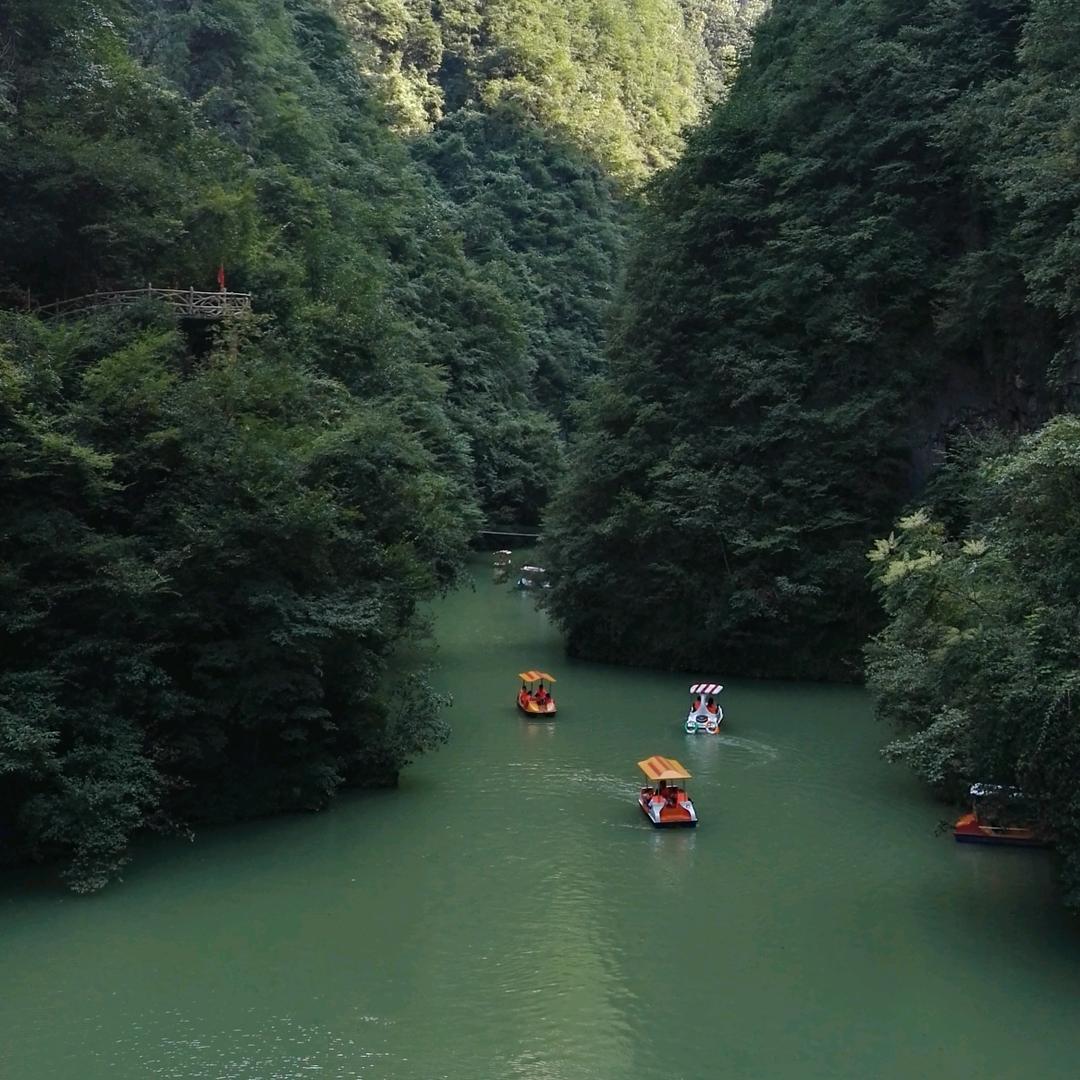 峡江泛舟