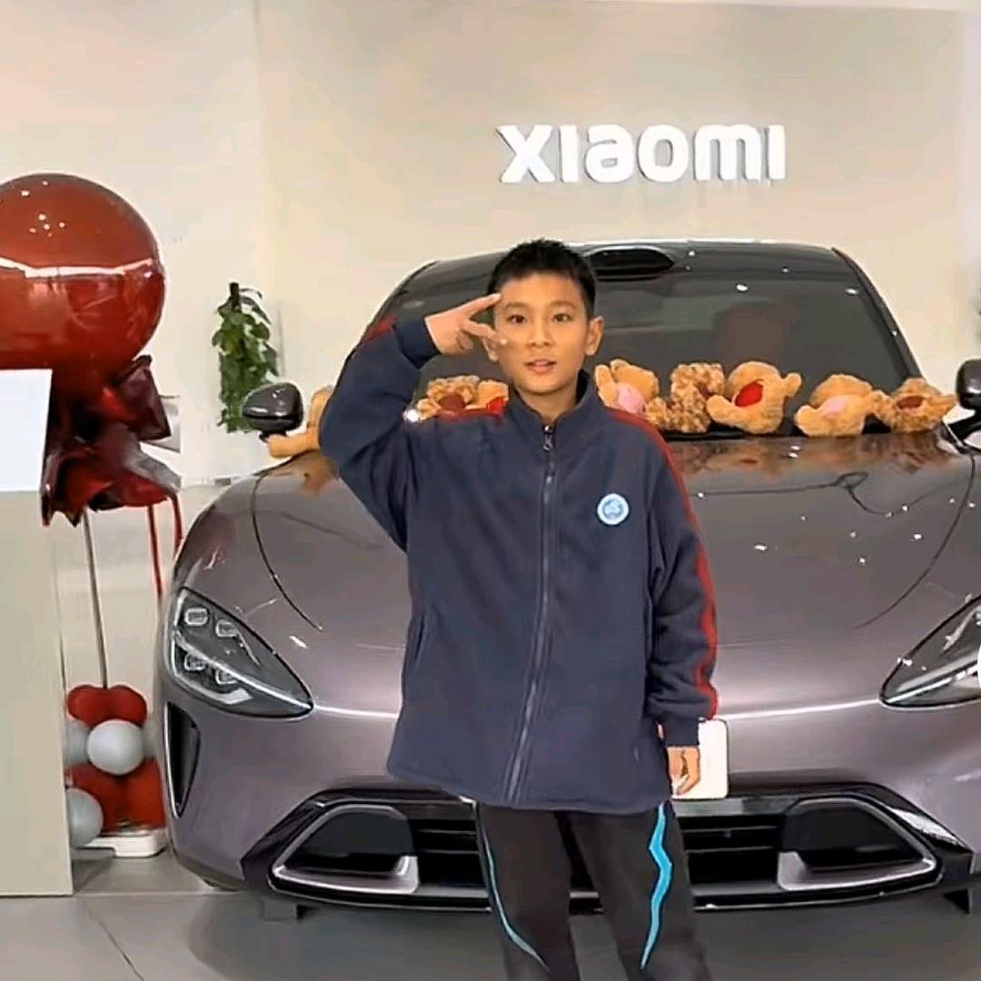 小孩哥爱车车