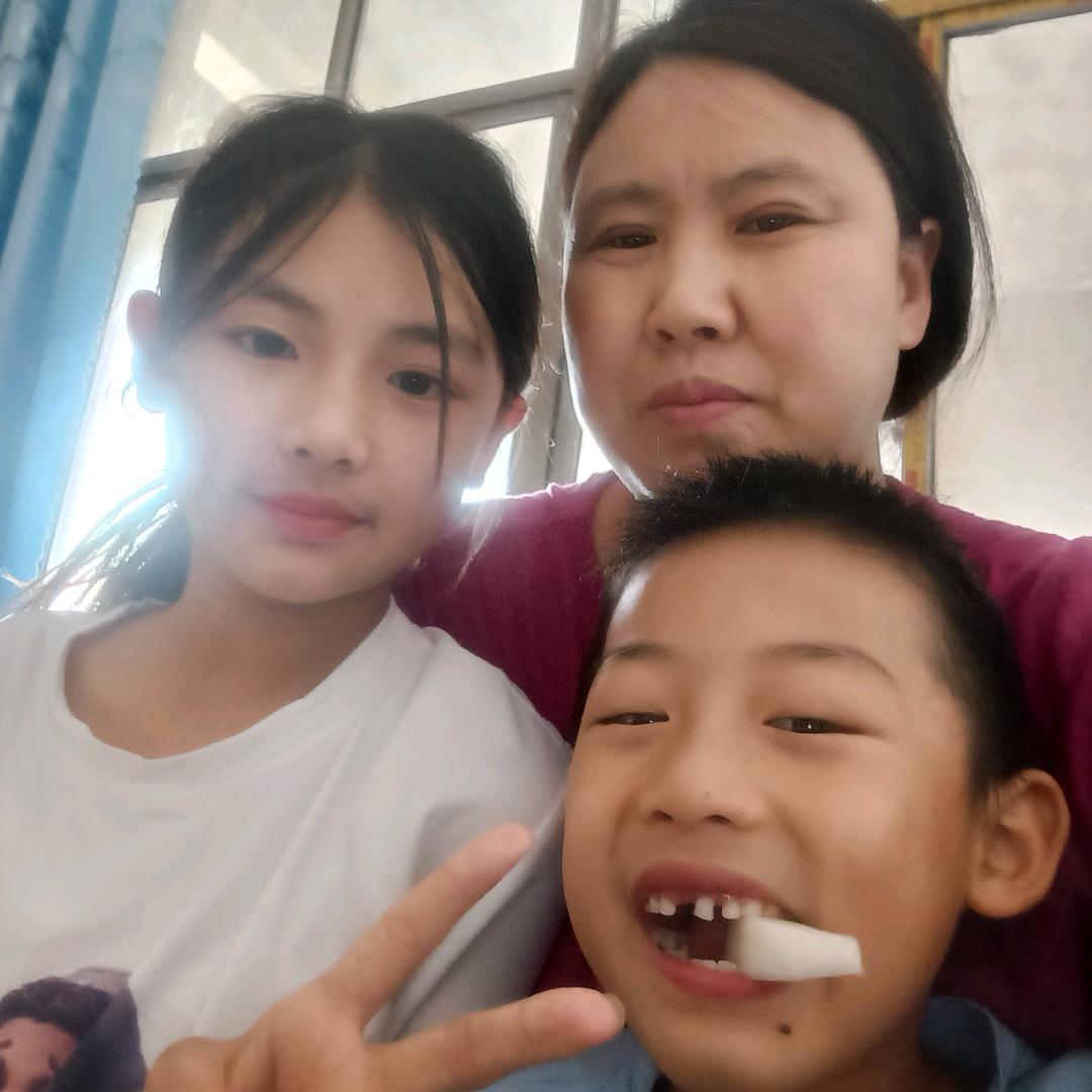 奶孙一家三口