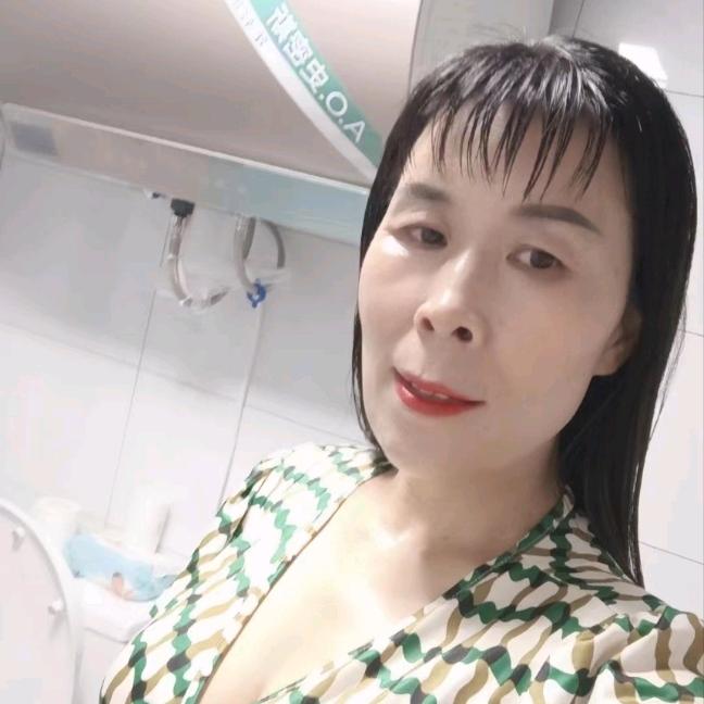 保姆阿姨照顾老人。