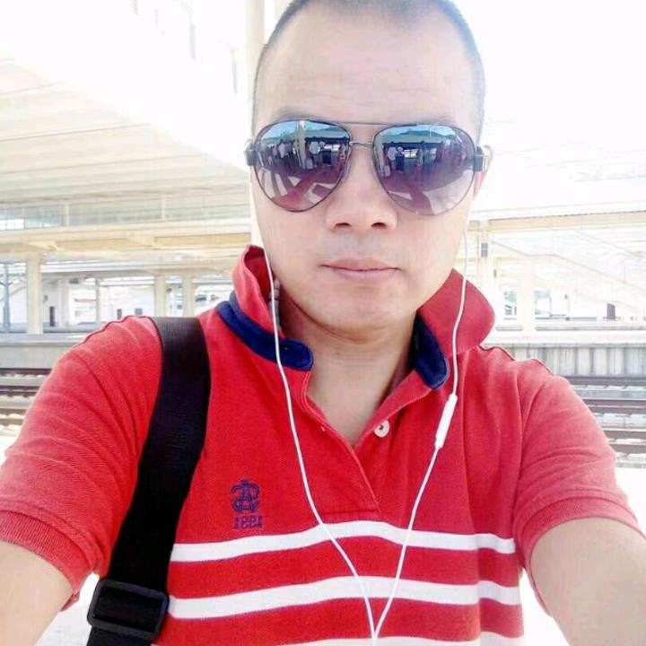 这个男人很简单