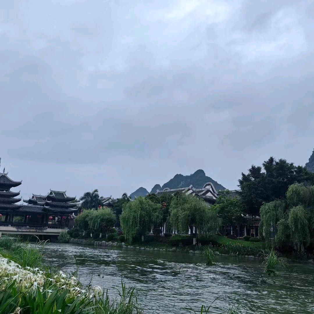 对着天空、45° 的傻笑“