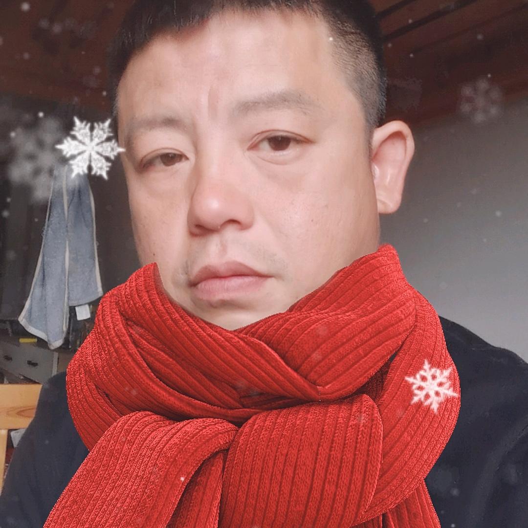 卖火柴的中年男人