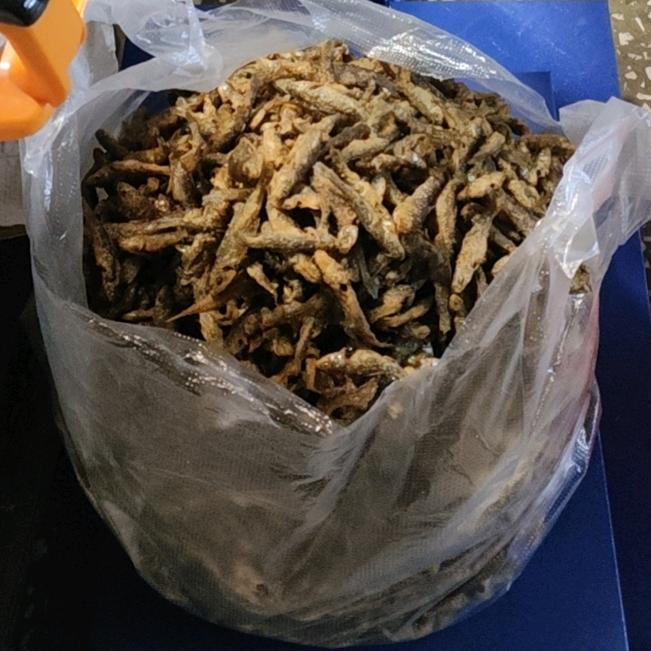 卖炸好的小鱼干