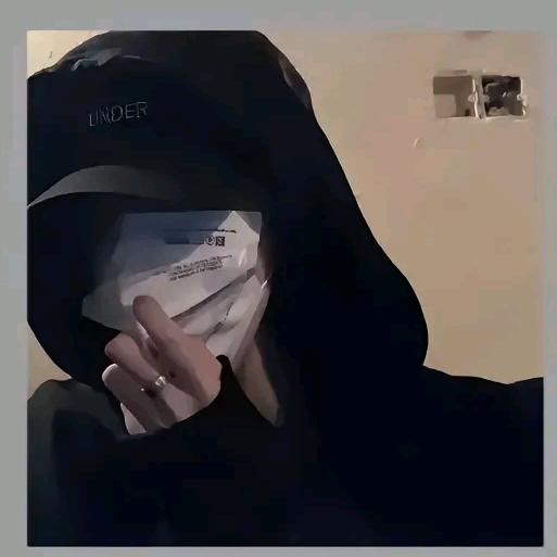 他装的他私下烟酒都来