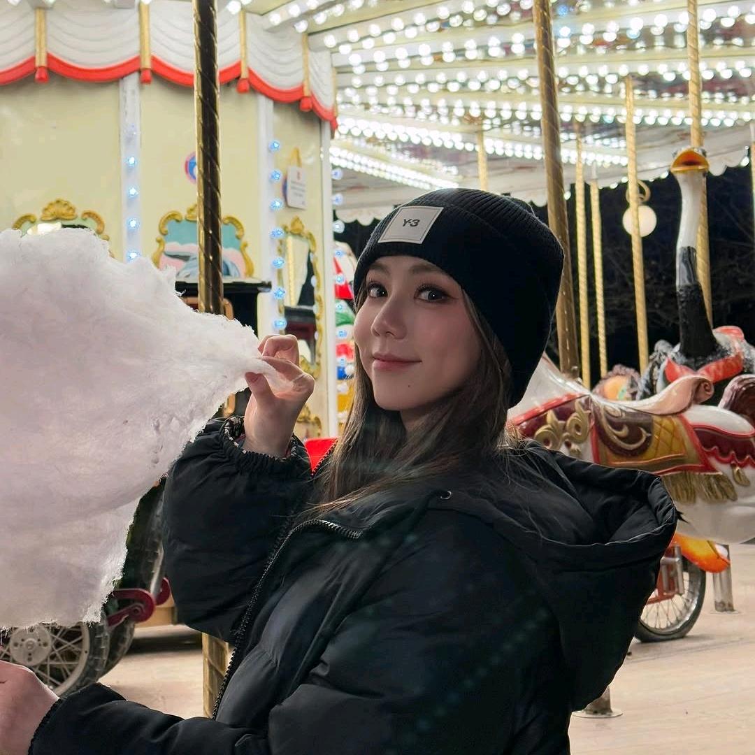 祝妮平安鸭（和解解淋雨跨年拿在手上版）