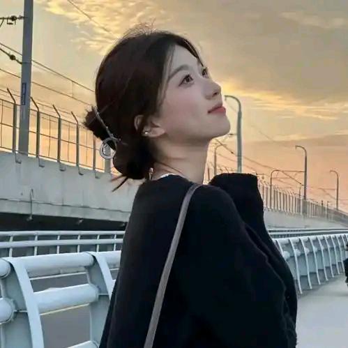 香水女人ლ(^o^ლ)