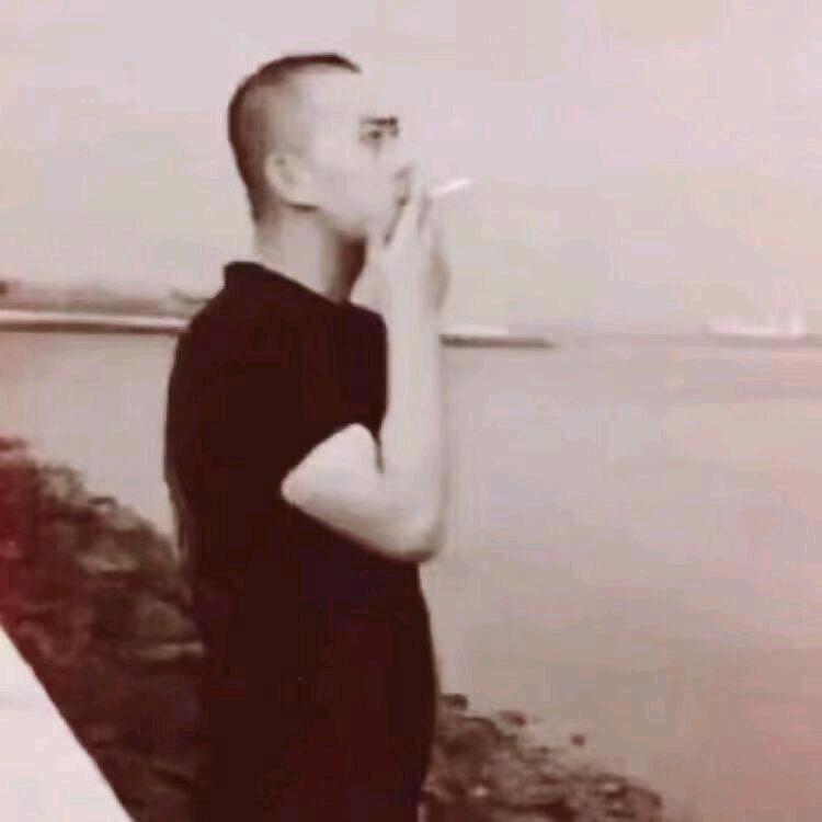 给生活比个YE先生