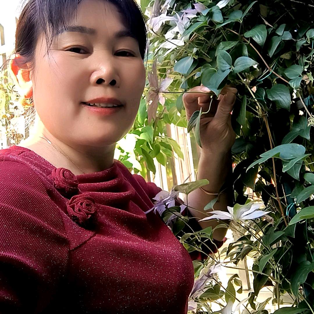 华姐晚上的8:20开播。