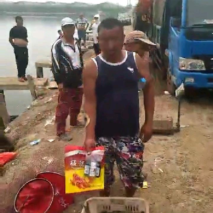 爱钓鱼的黑狼