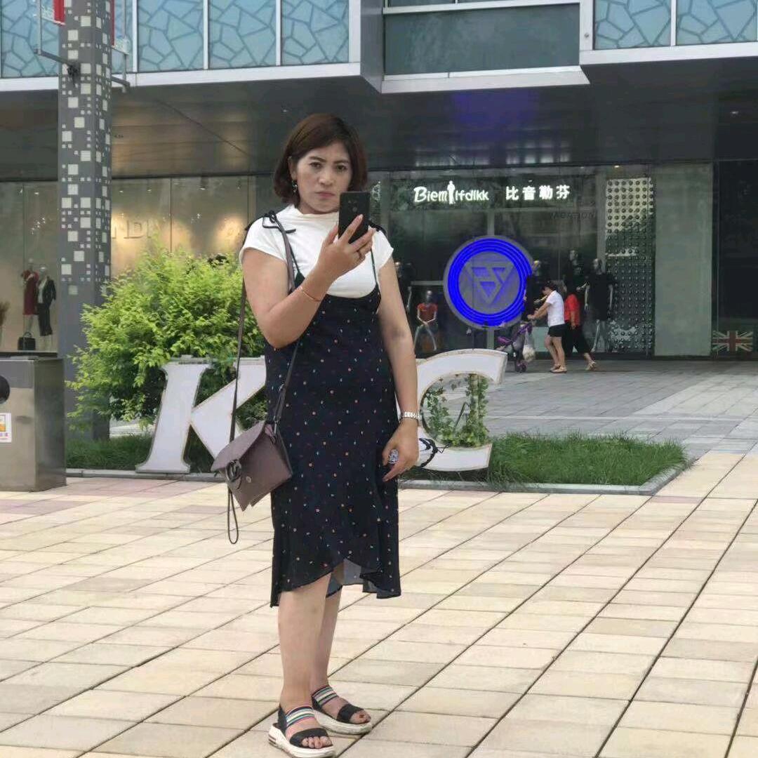 巴桑百衣百顺服装店