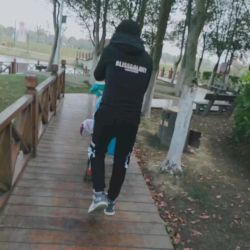 忍不住回眸一笑