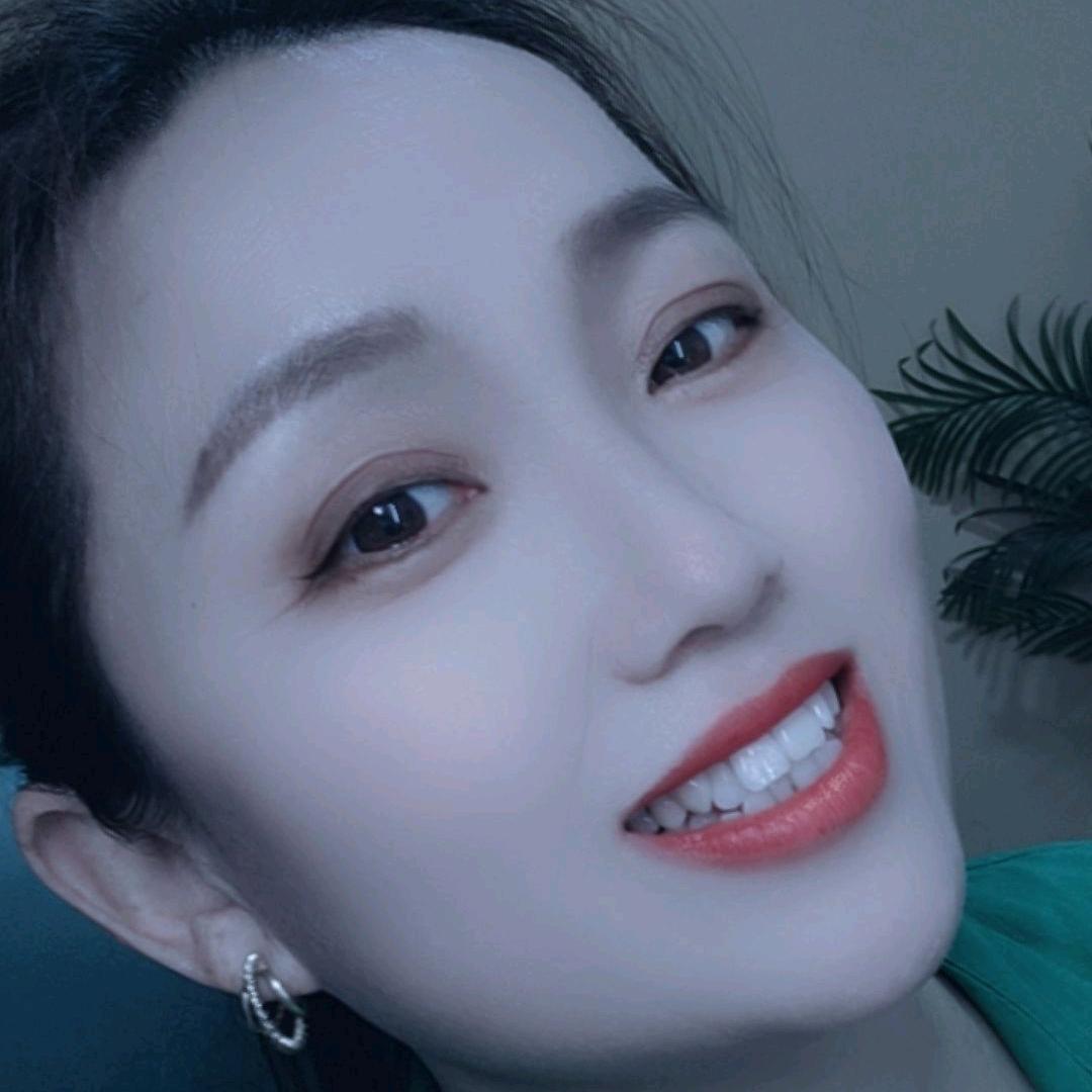 爱笑的小虎牙