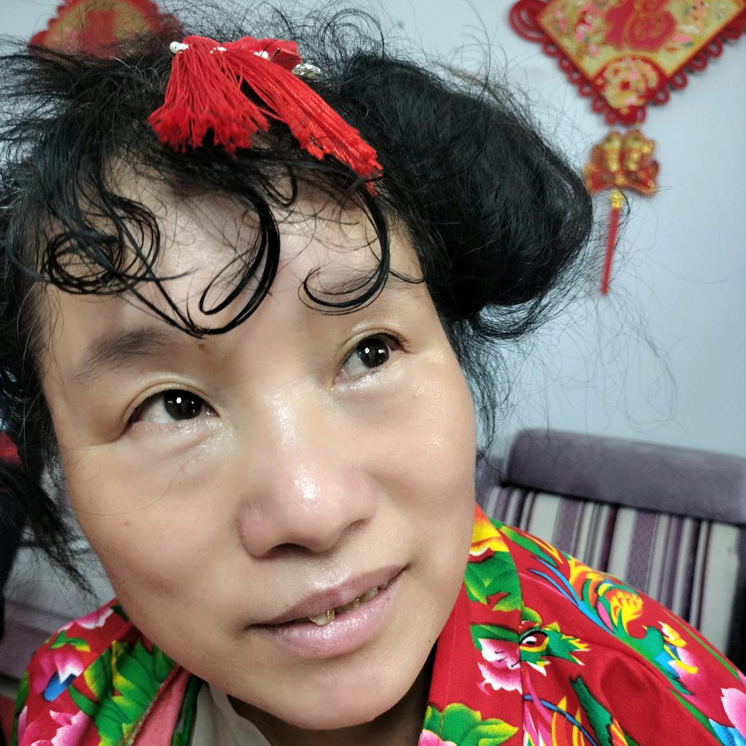 傻妮，毎晚上八点四十开播