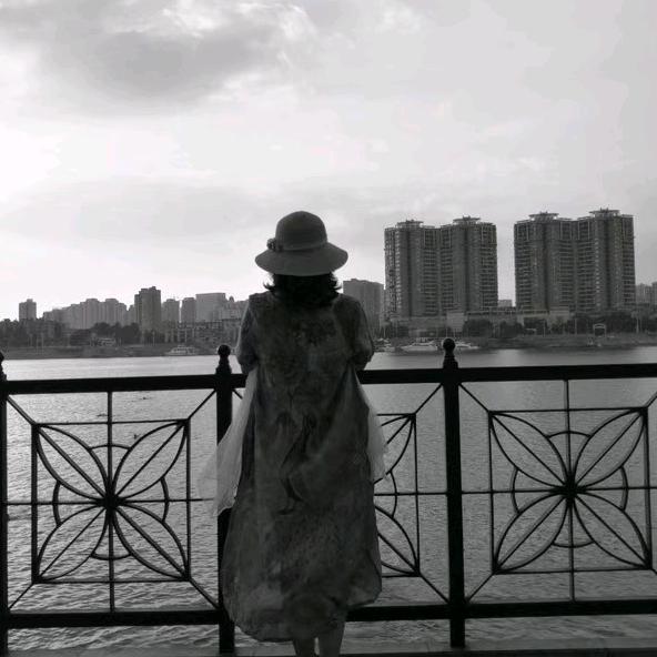 《我们的生活充满阳光》。