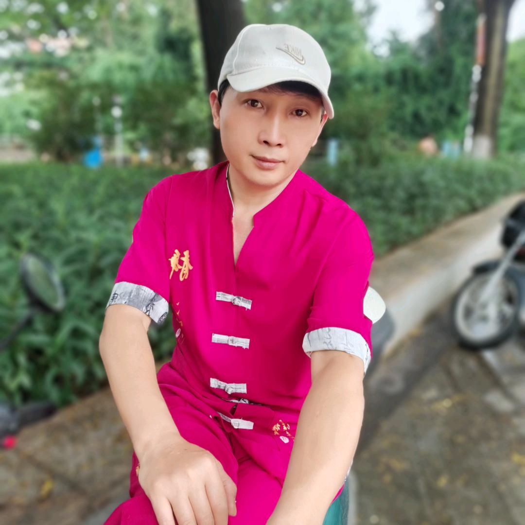 天边飞鹰