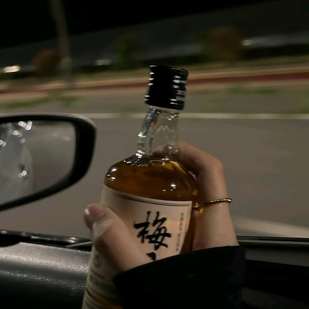 酒和故事我都有＂
