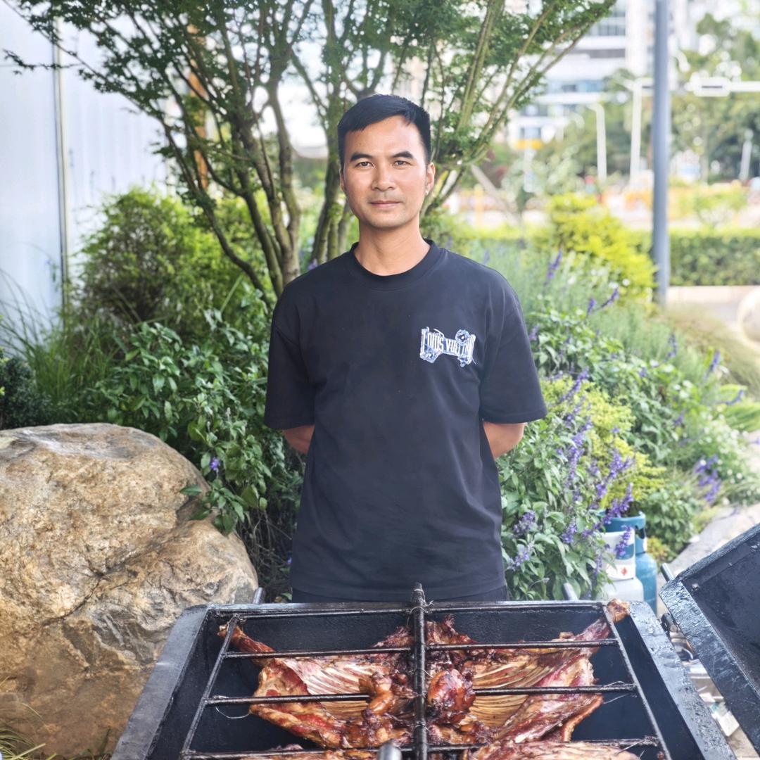 奋斗中的白老师（普雄依雨羊汤锅）