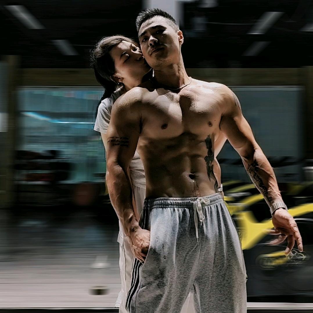 装了斯文，露了痞性