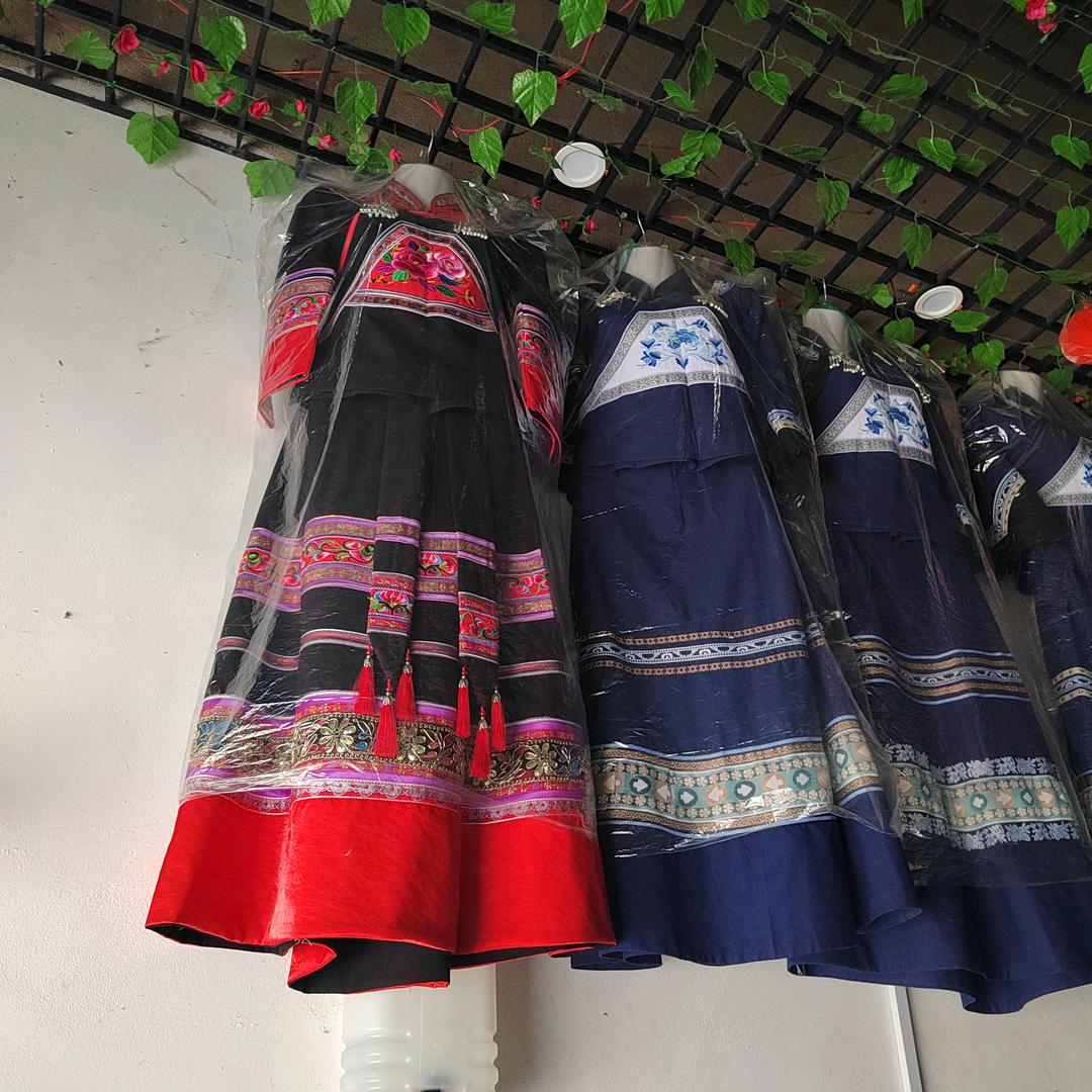 雨过天晴，民族服装店