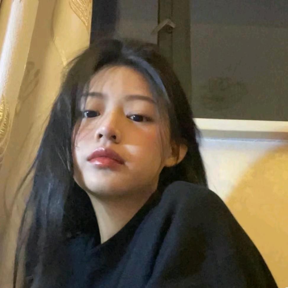 对方正在长头发