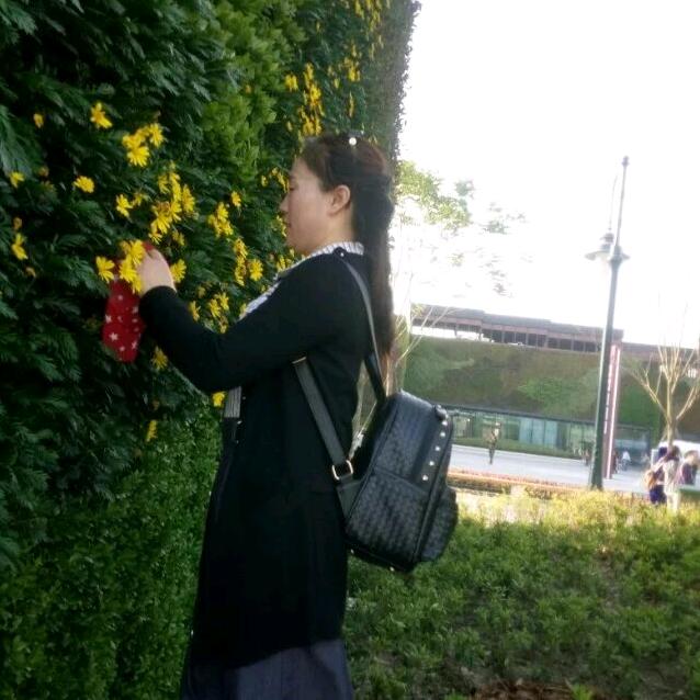 开心快乐的周姐姐