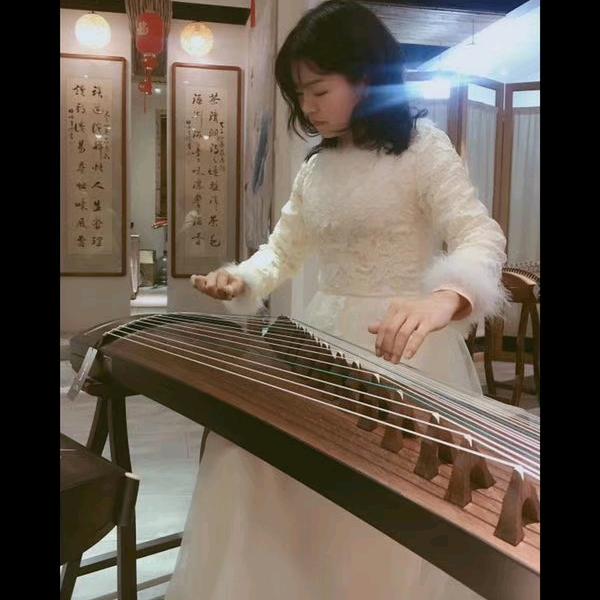 洁洁弹筝