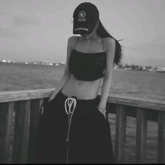 女人开心过一天。