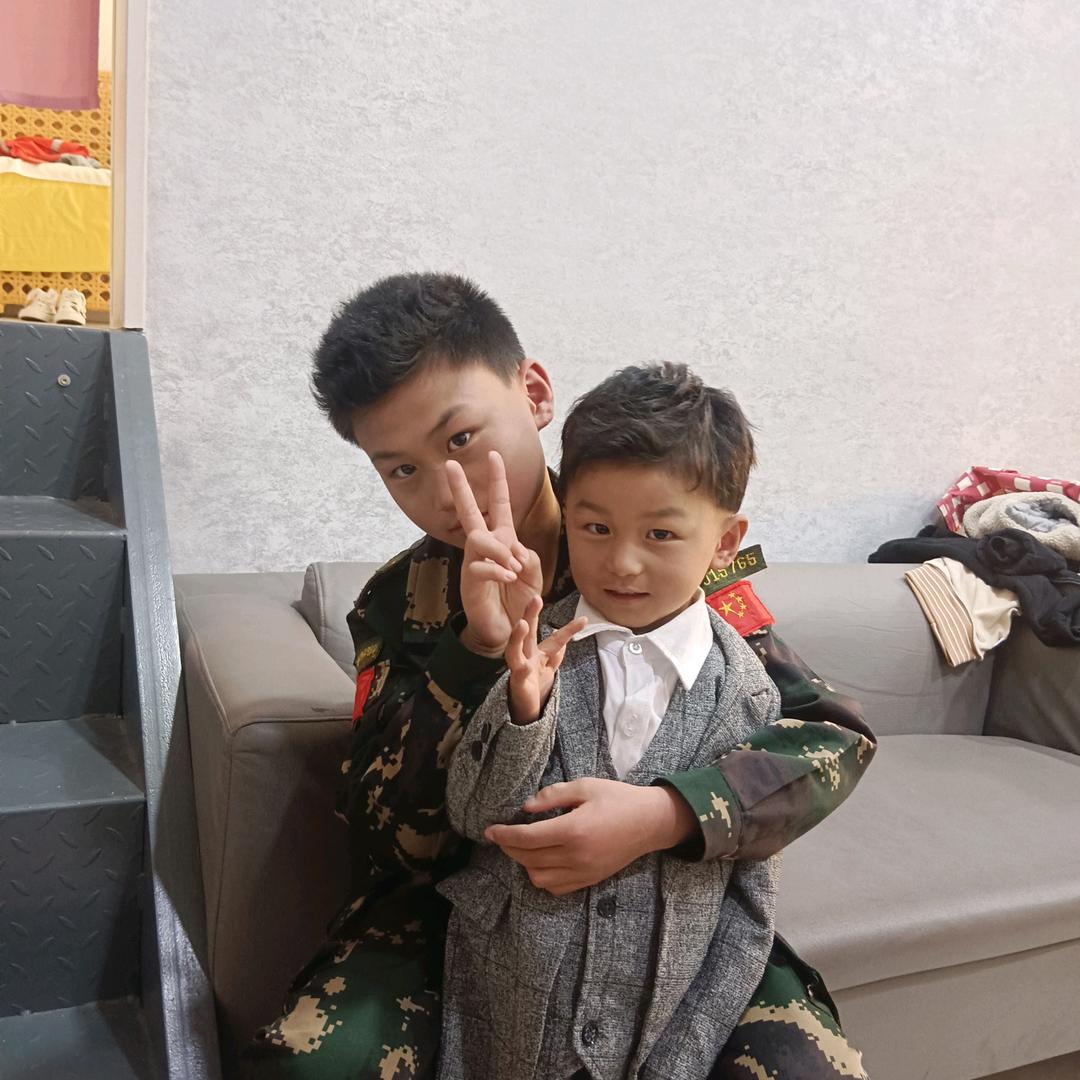 砌墙，铺砖，装修