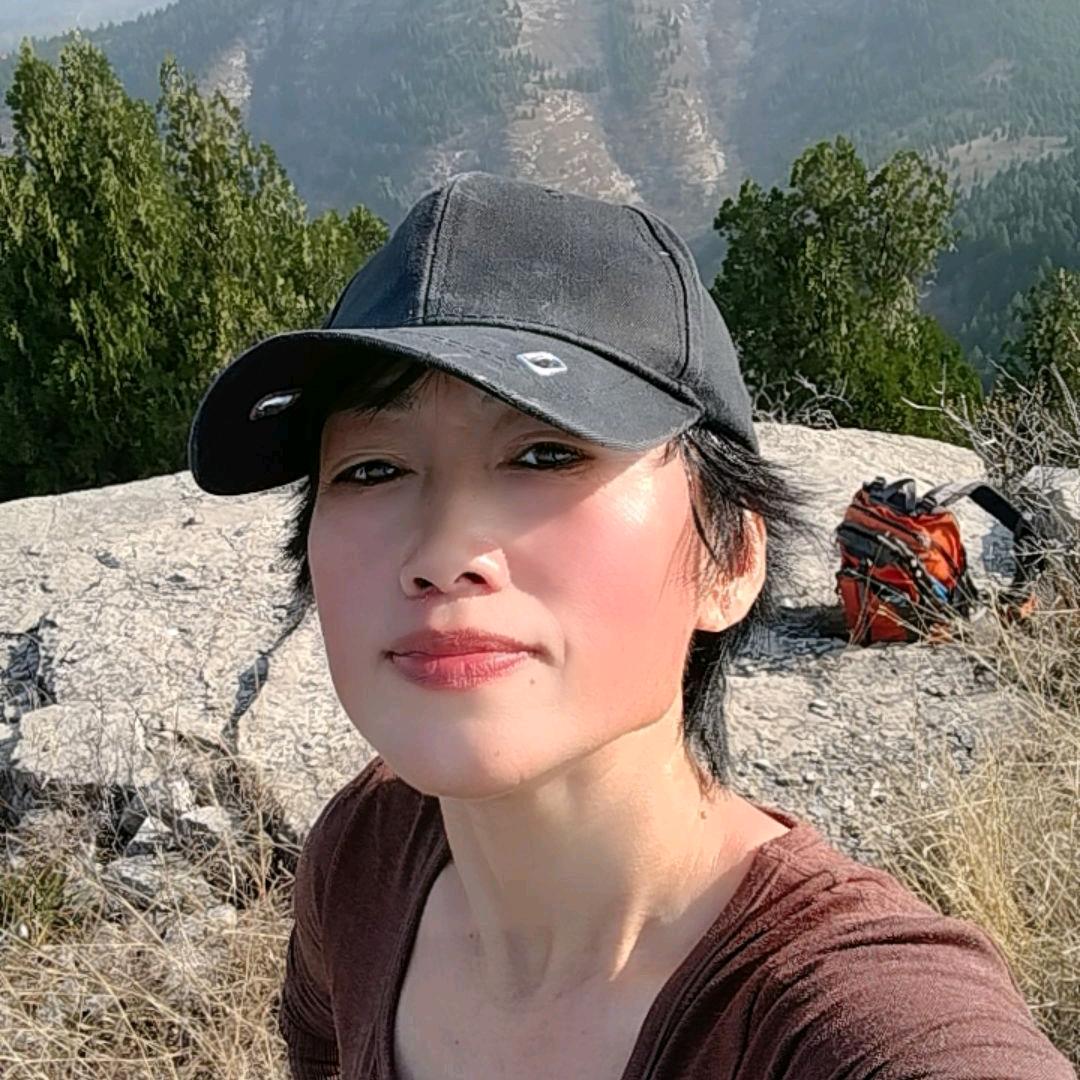 打菜喂鸡的中年少女