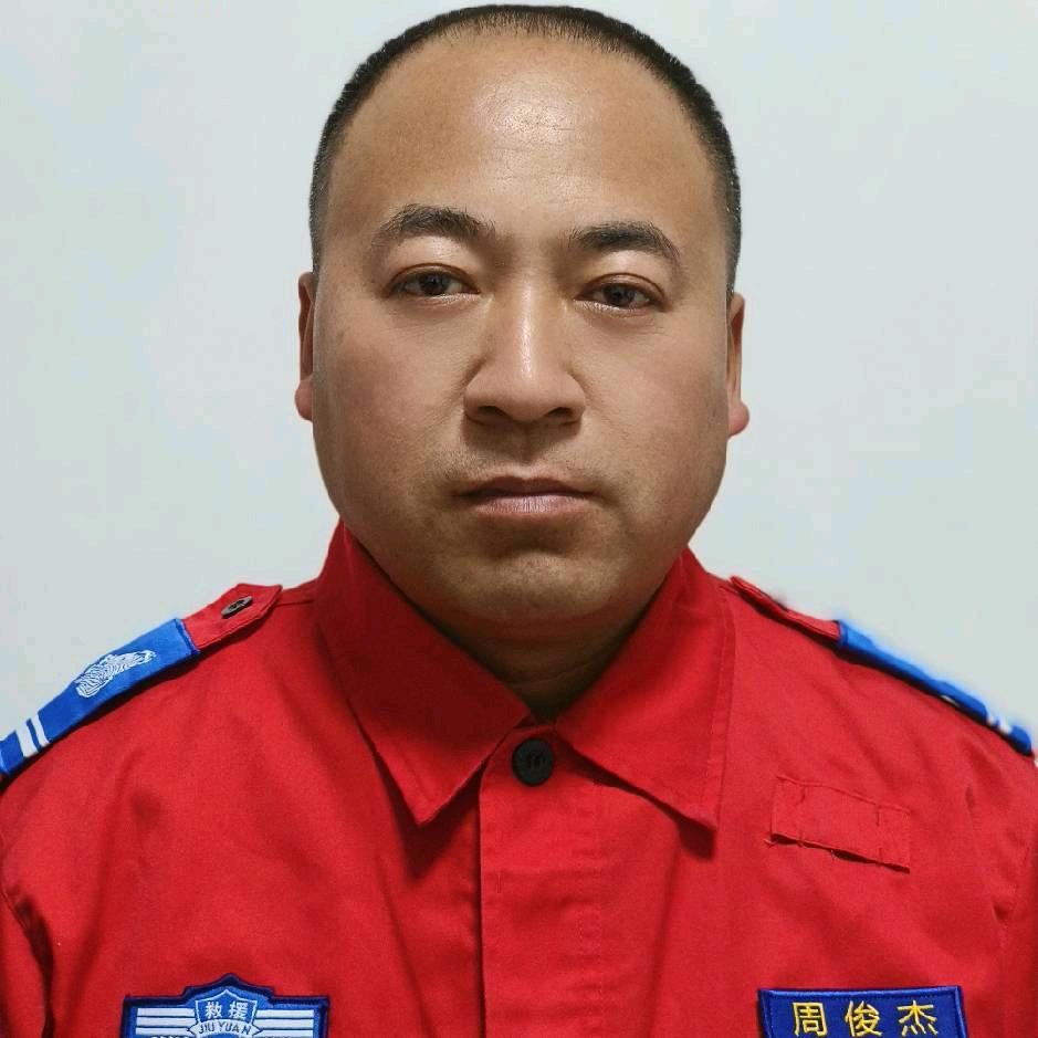 卖彩票的小伙是斑马救援队队员