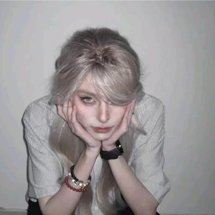 牛爷爷cos性感猫娘吸引隔壁超人强
