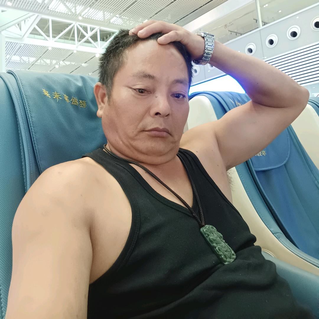 我，，，，，是……谁